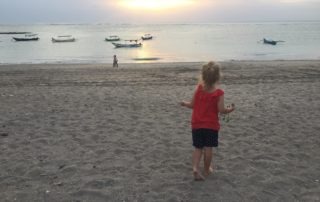 Alleinerziehende nach Bali Strand Kind